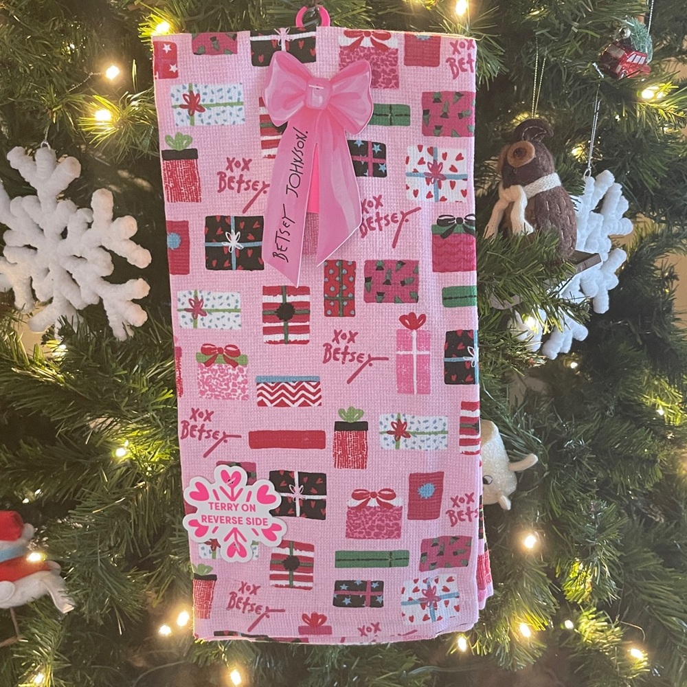 🆕BETSEY JOHNSON SET OF 2 CHRISTMAS 🎄 KITCHEN TOWELS